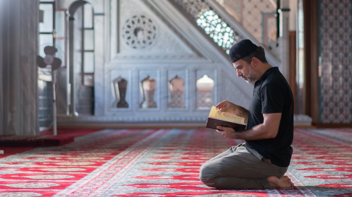 A Muslim man reads the Quran in an unidentified mosque, Türkiye, Aug. 12, 2019. (Getty Images Photo)