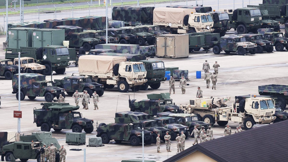 U.S. soldiers are seen near military vehicles at Camp Humphreys in Pyeongtaek, South Korea, Aug. 17, 2026. (AFP Photo)