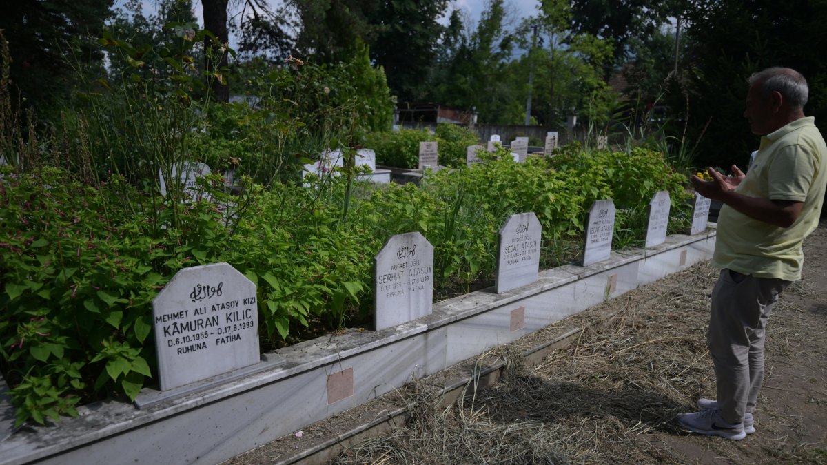 Nusret Atasoy, who lost his two sons and relatives in the 1999 Marmara earthquake, prays at their graves on the disaster’s 27th anniversary, Düzce, Türkiye, Aug. 14, 2026. (AA Photo)