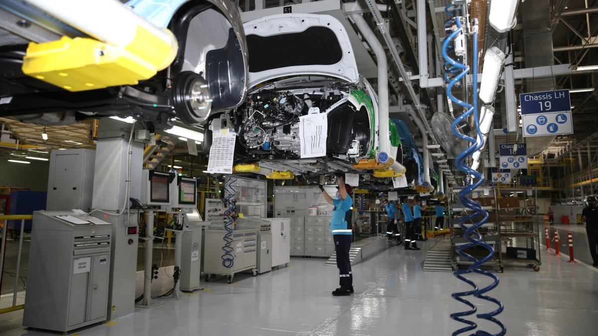 Workers are seen at Hyundai Motor Türkiye's Izmit factory in Kocaeli, northwestern Türkiye, Aug. 28, 2020. (AA Photo)