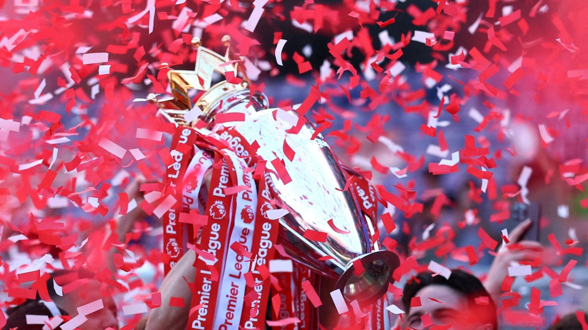 Arsenal players celebrate with the Premier League trophy, London, U.K., May 19, 2026. (Reuters Photo)