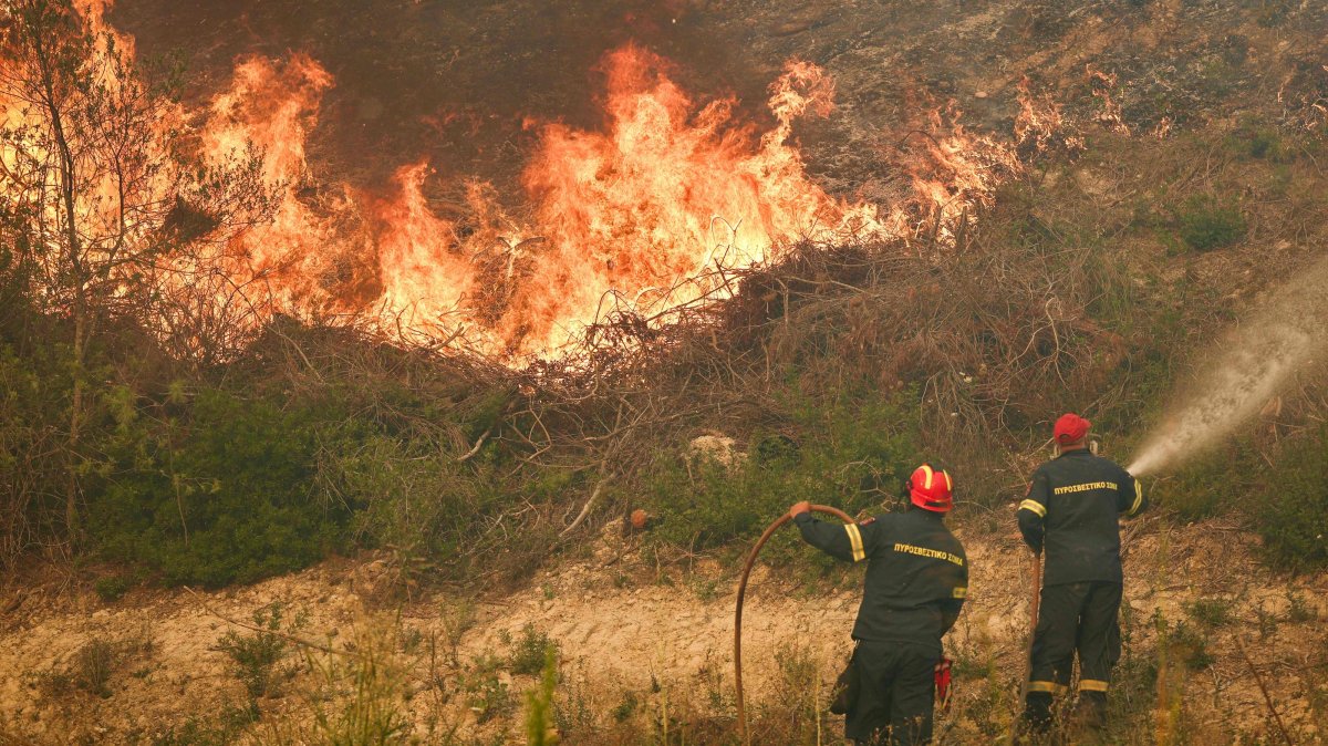 Firemen work to extinguish a wildfire near the village of Siviri, Greece, Aug. 13, 2026. (AFP Photo)