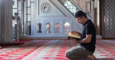 A Muslim man reads the Quran in an unidentified mosque, Türkiye, Aug. 12, 2019. (Getty Images Photo)