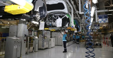 Workers are seen at Hyundai Motor Türkiye's Izmit factory in Kocaeli, northwestern Türkiye, Aug. 28, 2020. (AA Photo)