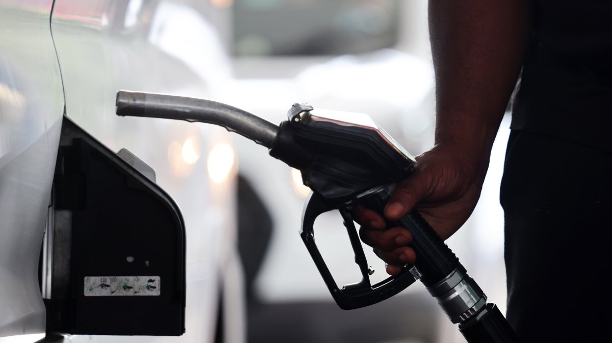A customer fills his tank at a petrol station, London, U.K., July 24, 2026. (EPA Photo)