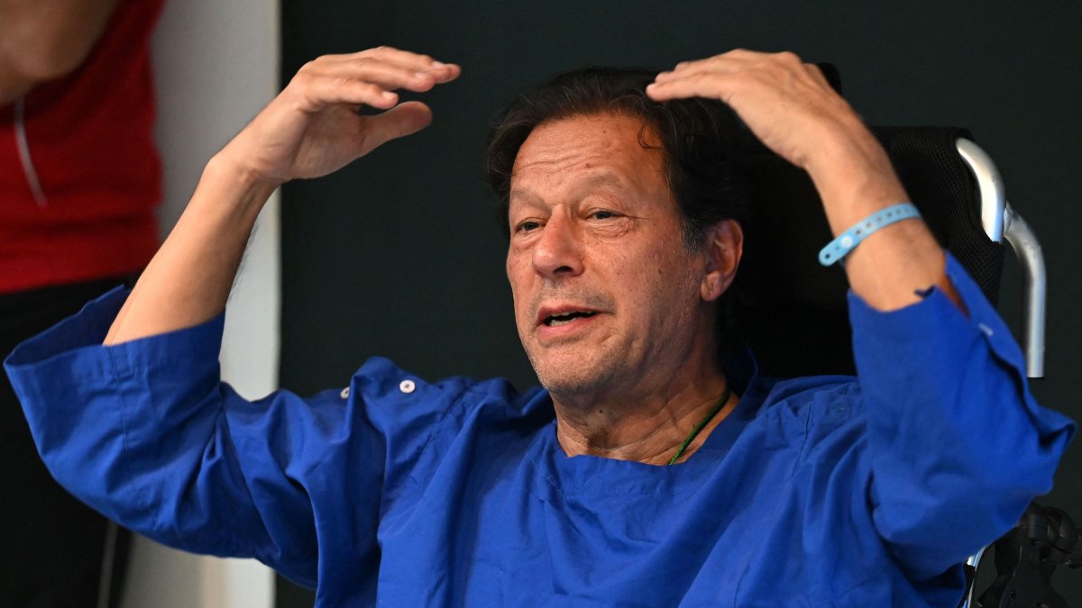 Pakistan's former Prime Minister Imran Khan addresses the media at a hospital in Lahore, Nov. 4, 2022. (AFP Photo)