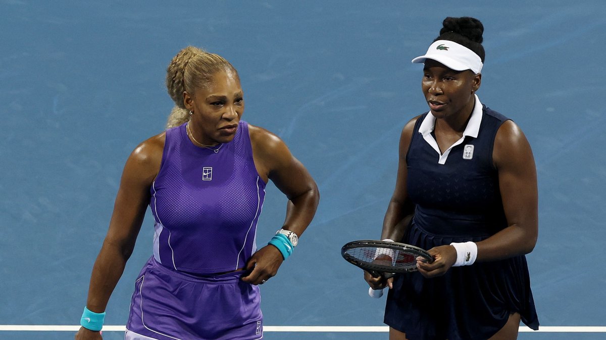 Serena Williams and Venus Williams confer while playing Marta Kostyuk and Peyton Stearns on day seven of the Cincinnati Open at the Lindner Family Tennis Center, Mason, U.S., Aug. 17, 2026. (AFP Photo)