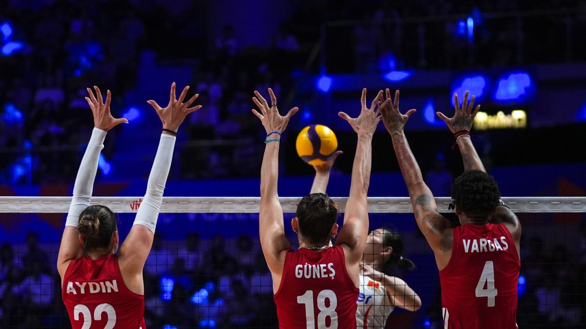 (L-R) Türkiye's İlkin Aydın, Zehra Güneş and Melissa Vargas in action during the 2026 Volleyball Nations League semifinal match against China, Macao, China, July 25, 2026. (AA Photo)