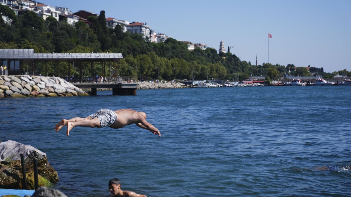 People seeking relief from hot weather swim in the sea along Üsküdar's coast, Istanbul, Türkiye, Aug. 14, 2026. (AA Photo)