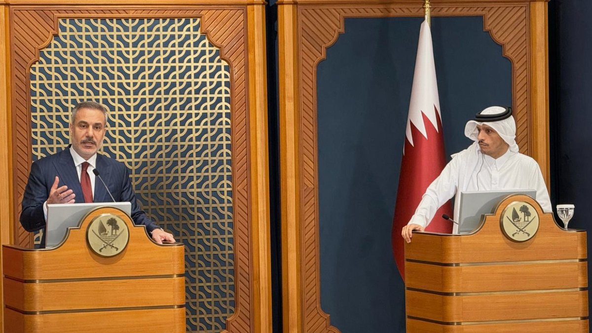 Foreign Minister Hakan Fidan and Qatar's Prime Minister and Foreign Minister Sheikh Mohammed bin Abdulrahman Al Thani speak during a press conference, Doha, Qatar, March 19, 2026. (AP Photo)