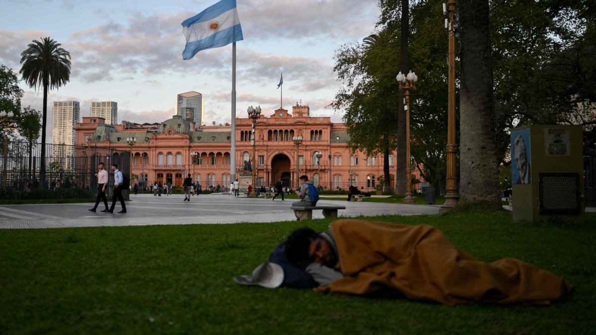 A homeless man sleeps at Plaza de Mayo square in front of Casa Rosada presidential palace in Buenos Aires, Argentina, Sept. 25, 2024. (AFP Photo)