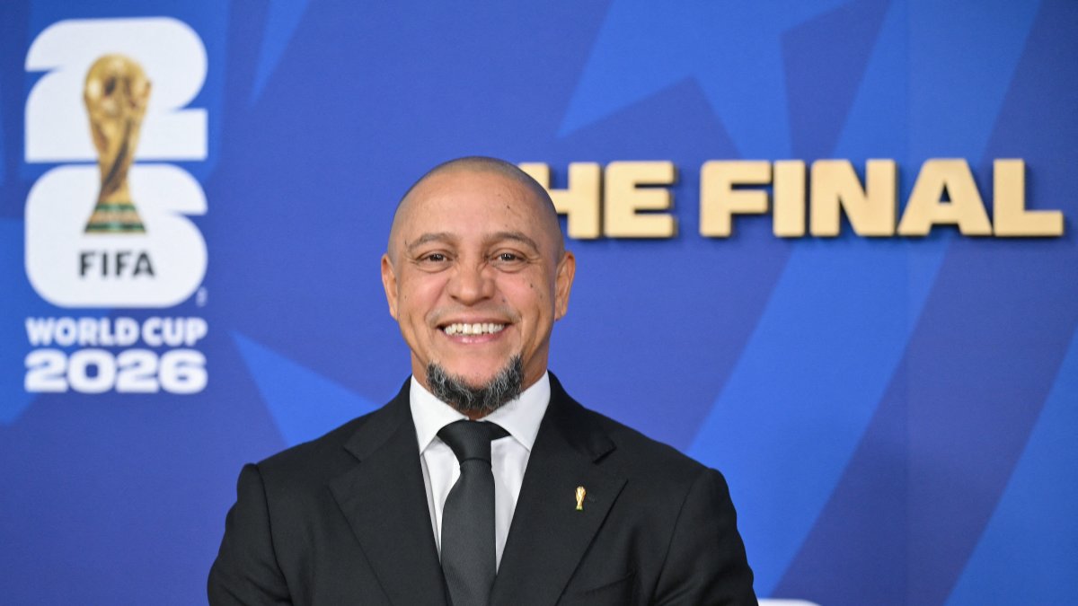Brazilian former footballer Roberto Carlos poses during a "FIFA Legends" photocall prior to the 2026 World Cup football tournament final match between Spain and Argentina at the New York/New Jersey Stadium in East Rutherford, July 19, 2026.  (AFP Photo)
