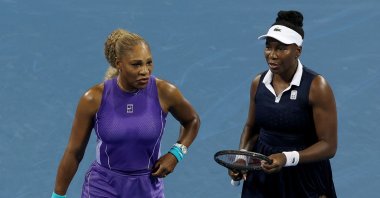 Serena Williams and Venus Williams confer while playing Marta Kostyuk and Peyton Stearns on day seven of the Cincinnati Open at the Lindner Family Tennis Center, Mason, U.S., Aug. 17, 2026. (AFP Photo)