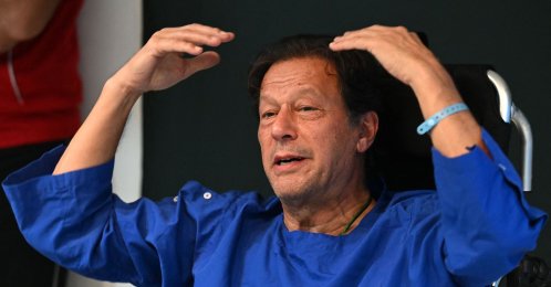 Pakistan's former Prime Minister Imran Khan addresses the media at a hospital in Lahore, Nov. 4, 2022. (AFP Photo)