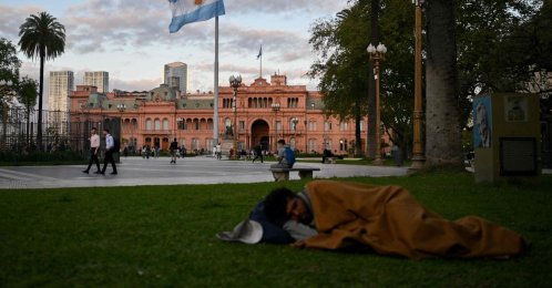 A homeless man sleeps at Plaza de Mayo square in front of Casa Rosada presidential palace in Buenos Aires, Argentina, Sept. 25, 2024. (AFP Photo)
