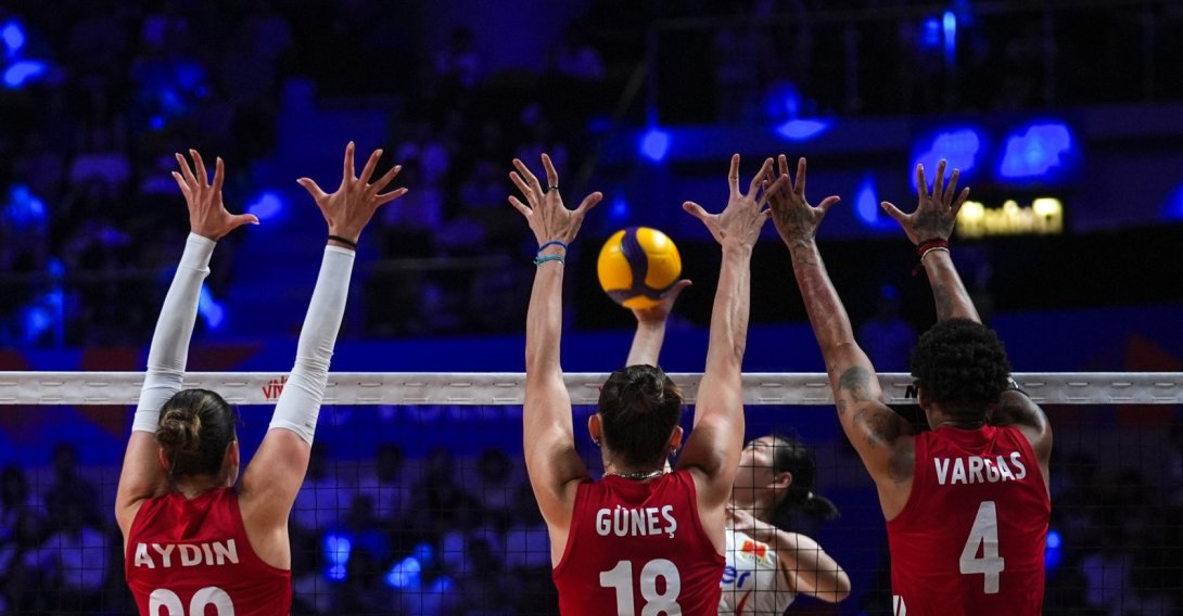 (L-R) Türkiye's İlkin Aydın, Zehra Güneş and Melissa Vargas in action during the 2026 Volleyball Nations League semifinal match against China, Macao, China, July 25, 2026. (AA Photo)