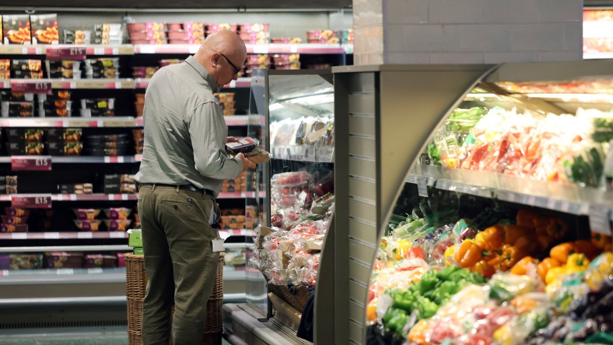 A shopper at a supermarket, London, England, U.K., July 22, 2026. (EPA Photo)