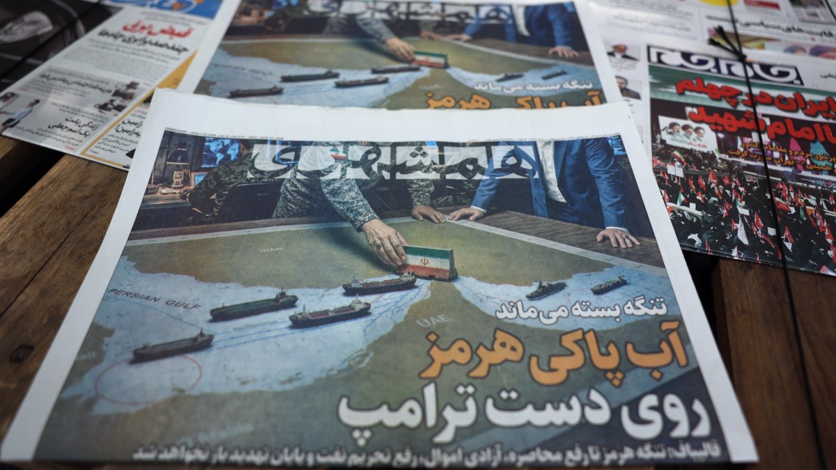 Copies of the Iranian daily newspaper Hamshahri carrying a title that reads in Persian 'The Strait of Hormuz remains closed' on display outside a kiosk in Tehran, Iran, Aug. 19, 2026. (EPA Photo)