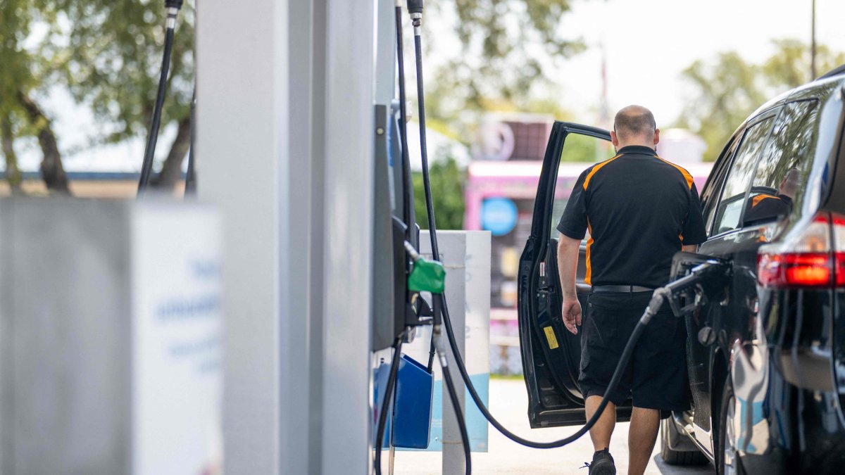 A person pumps gas at a Chevron gas station in Austin, Texas, U.S., Aug. 7, 2026. (AFP Photo)