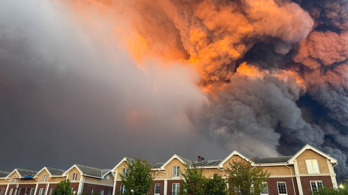 Smoke billows from the burning Wildberries warehouses following a Ukrainian drone attack in Koledino, Moscow region, Russia, Aug. 16, 2026. (Reuters Photo)