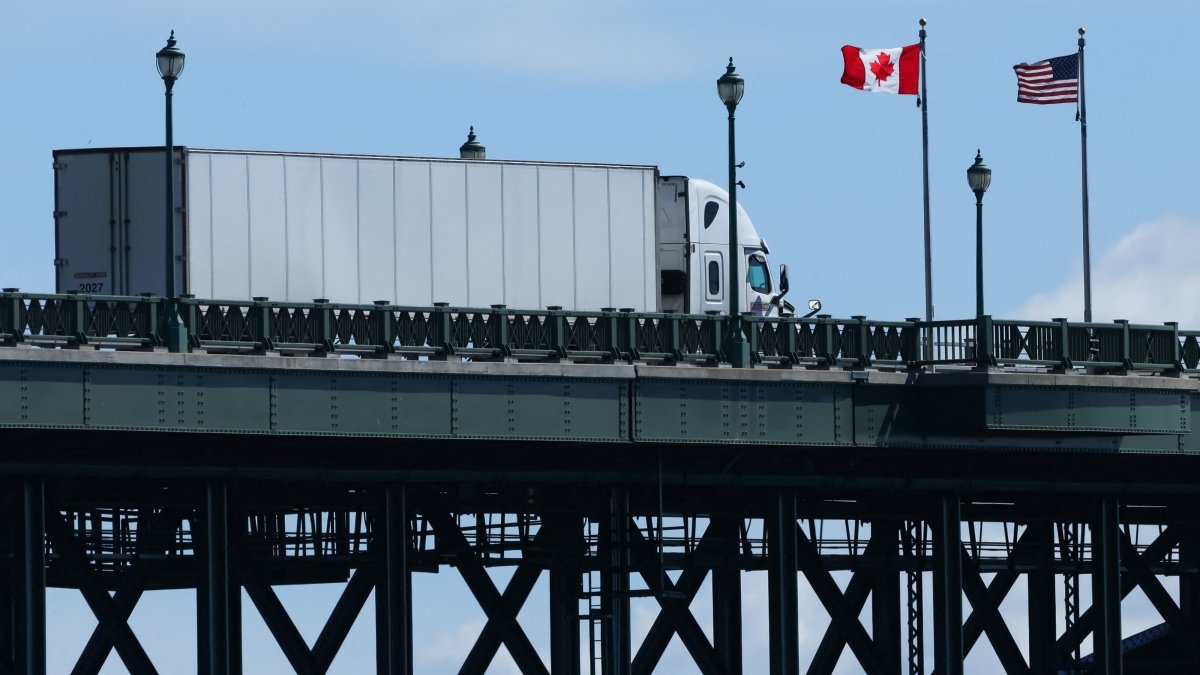 A truck passes over the Peace Bridge from Buffalo, New York, into Canada, in Fort Erie, Canada, Aug. 18, 2026. (AFP Photo)