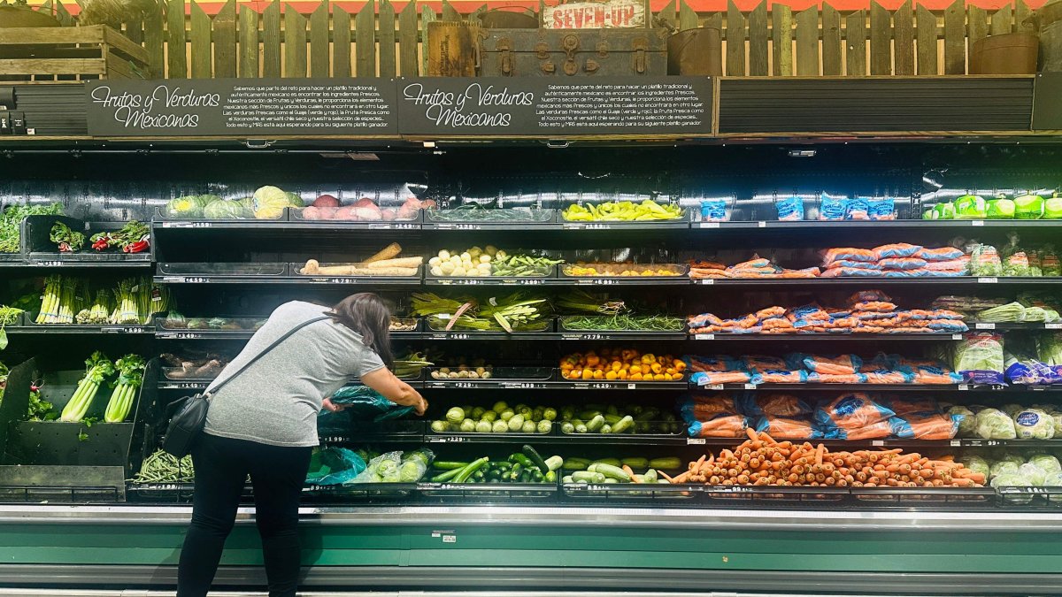 A woman shops for produce at a supermarket in La Puente, California, Aug. 7, 2026. (AFP Photo)