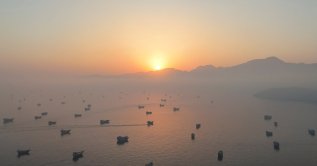  A drone view shows vessels in the Strait of Hormuz, as seen from Musandam, Oman, June 15, 2026. (Reuters File Photo)