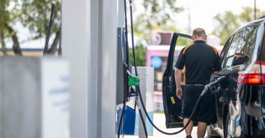 A person pumps gas at a Chevron gas station in Austin, Texas, U.S., Aug. 7, 2026. (AFP Photo)