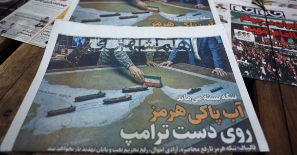 Copies of the Iranian daily newspaper Hamshahri carrying a title that reads in Persian 'The Strait of Hormuz remains closed' on display outside a kiosk in Tehran, Iran, Aug. 19, 2026. (EPA Photo)