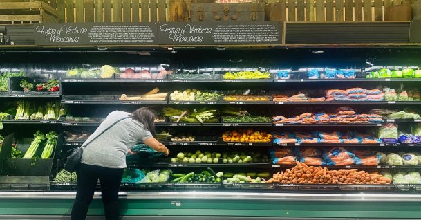 A woman shops for produce at a supermarket in La Puente, California, Aug. 7, 2026. (AFP Photo)