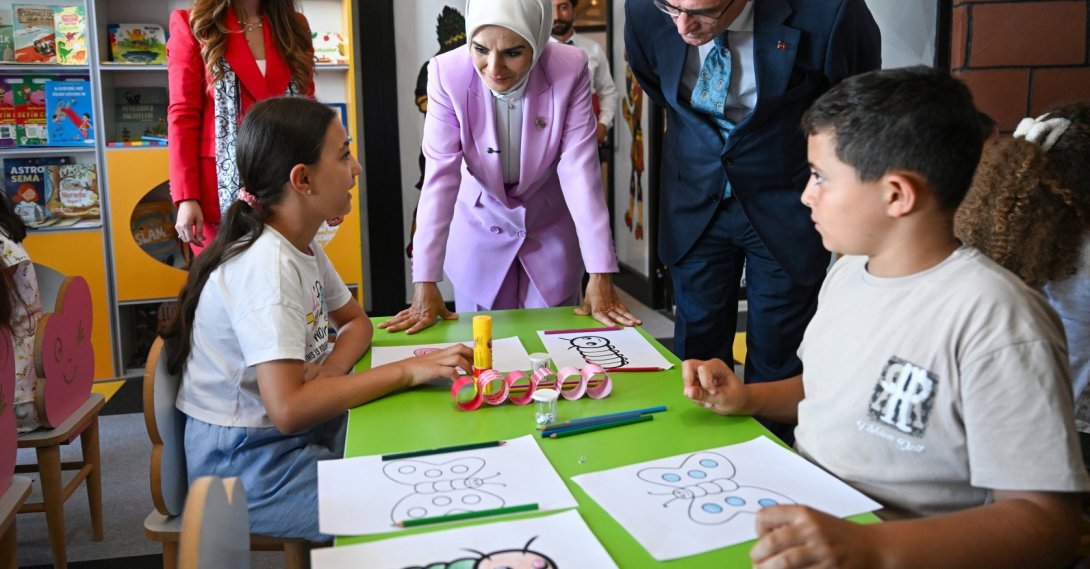 Family and Social Services Minister Mahinur Özdemir Göktaş meets children during a visit to a Family Support Center, Van, Türkiye, Aug. 19, 2026. (AA Photo)