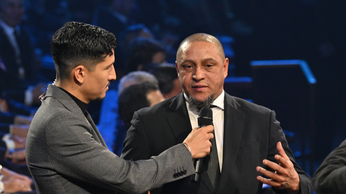 Former Brazil star Roberto Carlos (R) is interviewed by actor Danny Ramirez during the draw for the 2026 FIFA World Cup at the Kennedy Center, Washington, U.S., Dec. 5, 2025. (AP Photo)