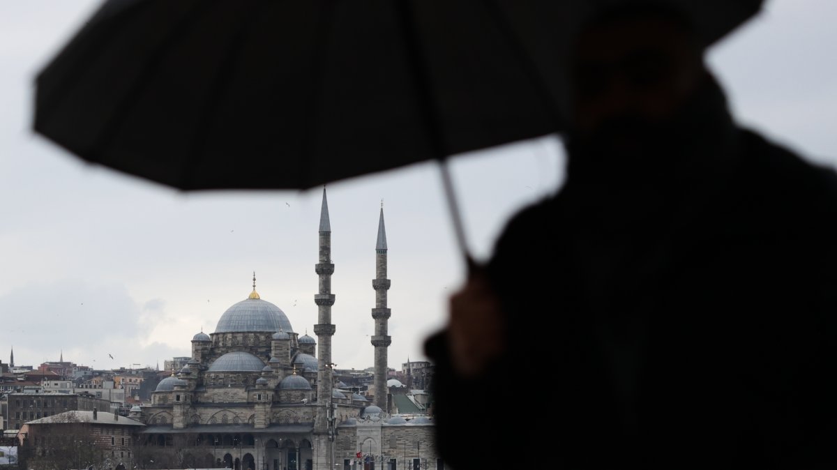A view of the New Mosque as a person walks with an umbrella, Istanbul, Türkiye, Jan. 12, 2026. (Getty Images Photo)