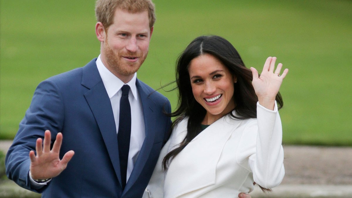 Britain's Prince Harry and Meghan Markle pose for a photograph in the Sunken Garden at Kensington Palace, London, U.K., Nov. 27, 2017. (AFP Photo)