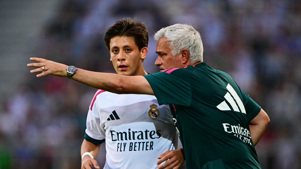 Real Madrid coach Jose Mourinho (R) speaks with Arda Güler during the pre-season friendly match against Fiorentina at Wöerthersee Stadion, Klagenfurt, Austria, Aug. 1, 2026. (Getty Images Photo)