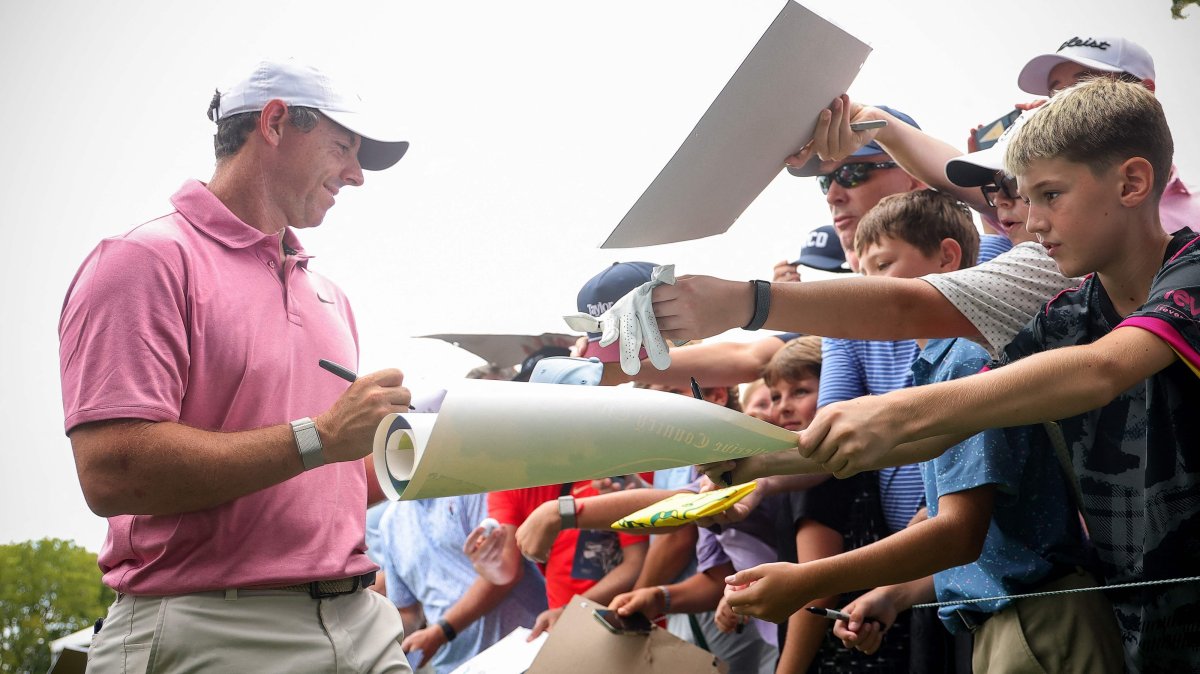 Rory McIlroy signs autographs for fans at the 2026 BMW Championship, St. Louis, U.S., Aug. 19, 2026 (AFP Photo)