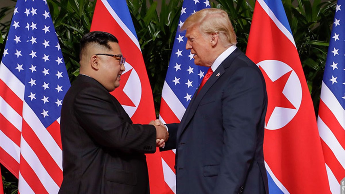 This file photo shows U.S. President Donald Trump (R) shaking hands with North Korean leader Kim Jong Un on Sentosa Island in Singapore, June 12, 2018. (DHA Photo)