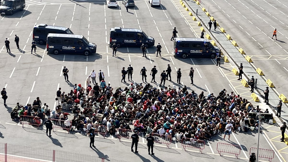 Migrants gather as they wait to be transferred to a shelter in Ceuta, Spain, Aug. 20, 2026. (EPA Photo)