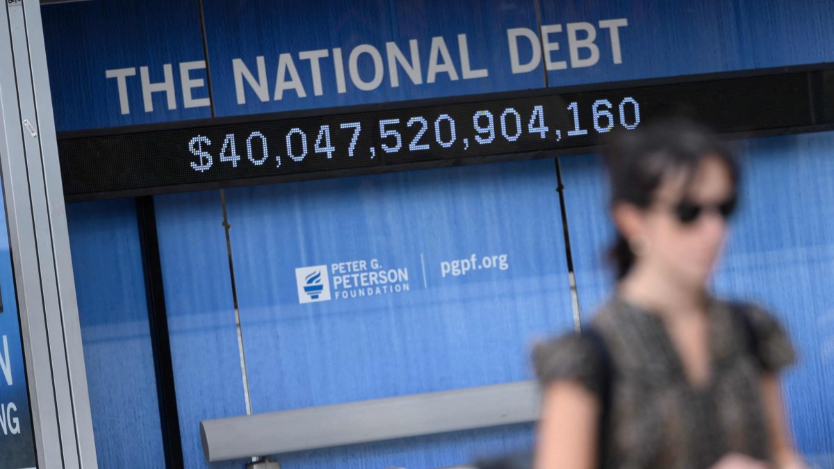 An electronic display shows the national debt in Washington, U.S., Aug. 19, 2026. (AFP Photo)