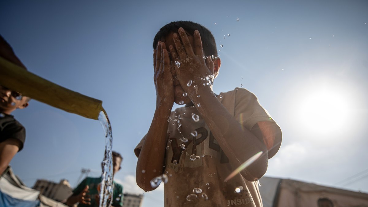 A Palestinian displaced boy washes his face at a displacement camp in central Gaza City, Palestine, Aug. 20, 2026. (EPA Photo)
