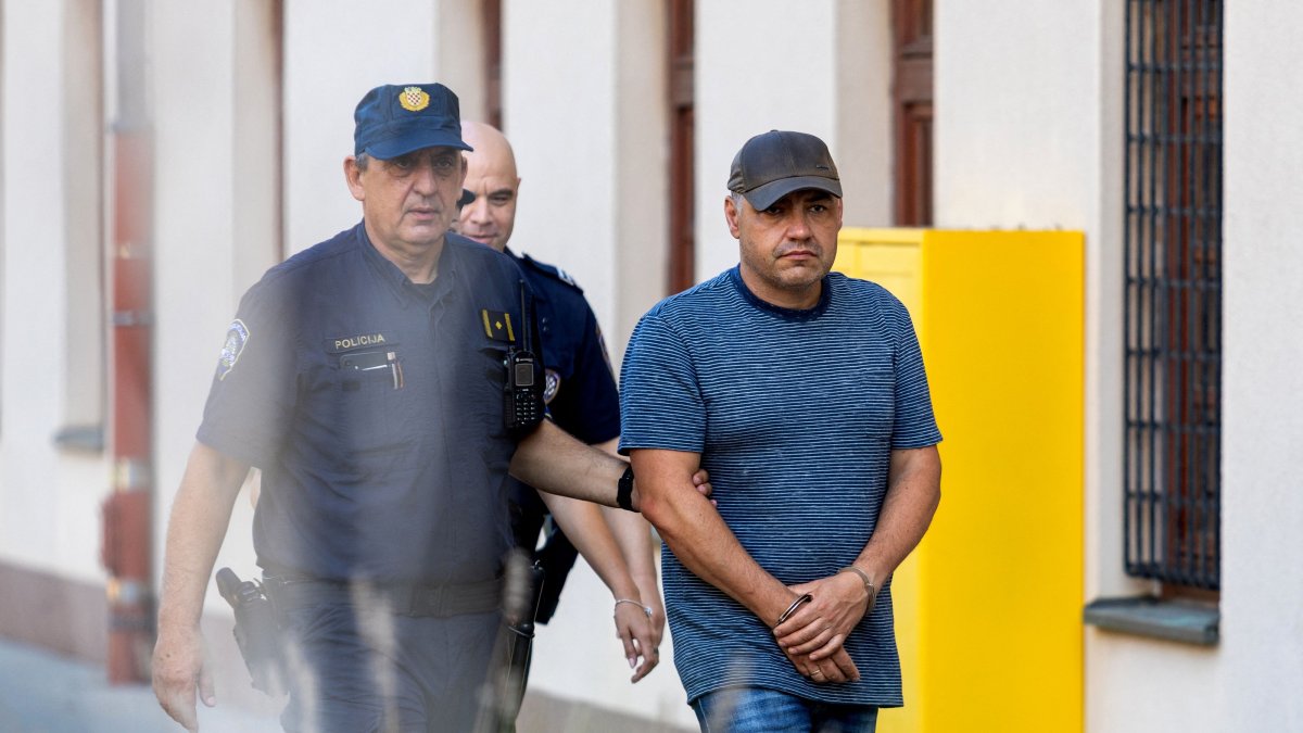 Croatian police officers escort Ukrainian national Volodymyr Zhuravlov (C), a professional diver suspected of involvement in the 2022 Nord Stream pipeline sabotage, toward an appearance at The County Court in Pula, Croatia, Aug. 20, 2026. (AFP Photo)