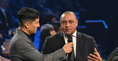 Former Brazil star Roberto Carlos (R) is interviewed by actor Danny Ramirez during the draw for the 2026 FIFA World Cup at the Kennedy Center, Washington, U.S., Dec. 5, 2025. (AP Photo)