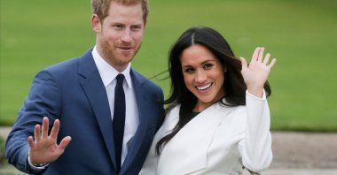 Britain's Prince Harry and Meghan Markle pose for a photograph in the Sunken Garden at Kensington Palace, London, U.K., Nov. 27, 2017. (AFP Photo)