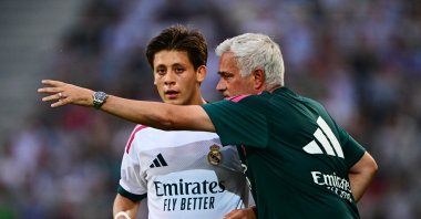 Real Madrid coach Jose Mourinho (R) speaks with Arda Güler during the pre-season friendly match against Fiorentina at Wöerthersee Stadion, Klagenfurt, Austria, Aug. 1, 2026. (Getty Images Photo)