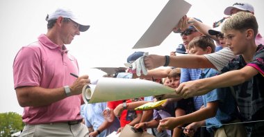 Rory McIlroy signs autographs for fans at the 2026 BMW Championship, St. Louis, U.S., Aug. 19, 2026 (AFP Photo)