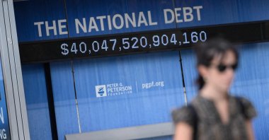 An electronic display shows the national debt in Washington, U.S., Aug. 19, 2026. (AFP Photo)