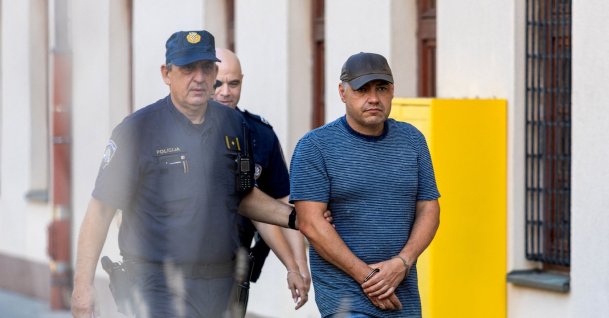 Croatian police officers escort Ukrainian national Volodymyr Zhuravlov (C), a professional diver suspected of involvement in the 2022 Nord Stream pipeline sabotage, toward an appearance at The County Court in Pula, Croatia, Aug. 20, 2026. (AFP Photo)