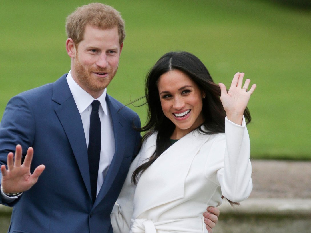 Britain's Prince Harry and Meghan Markle pose for a photograph in the Sunken Garden at Kensington Palace, London, U.K., Nov. 27, 2017. (AFP Photo)