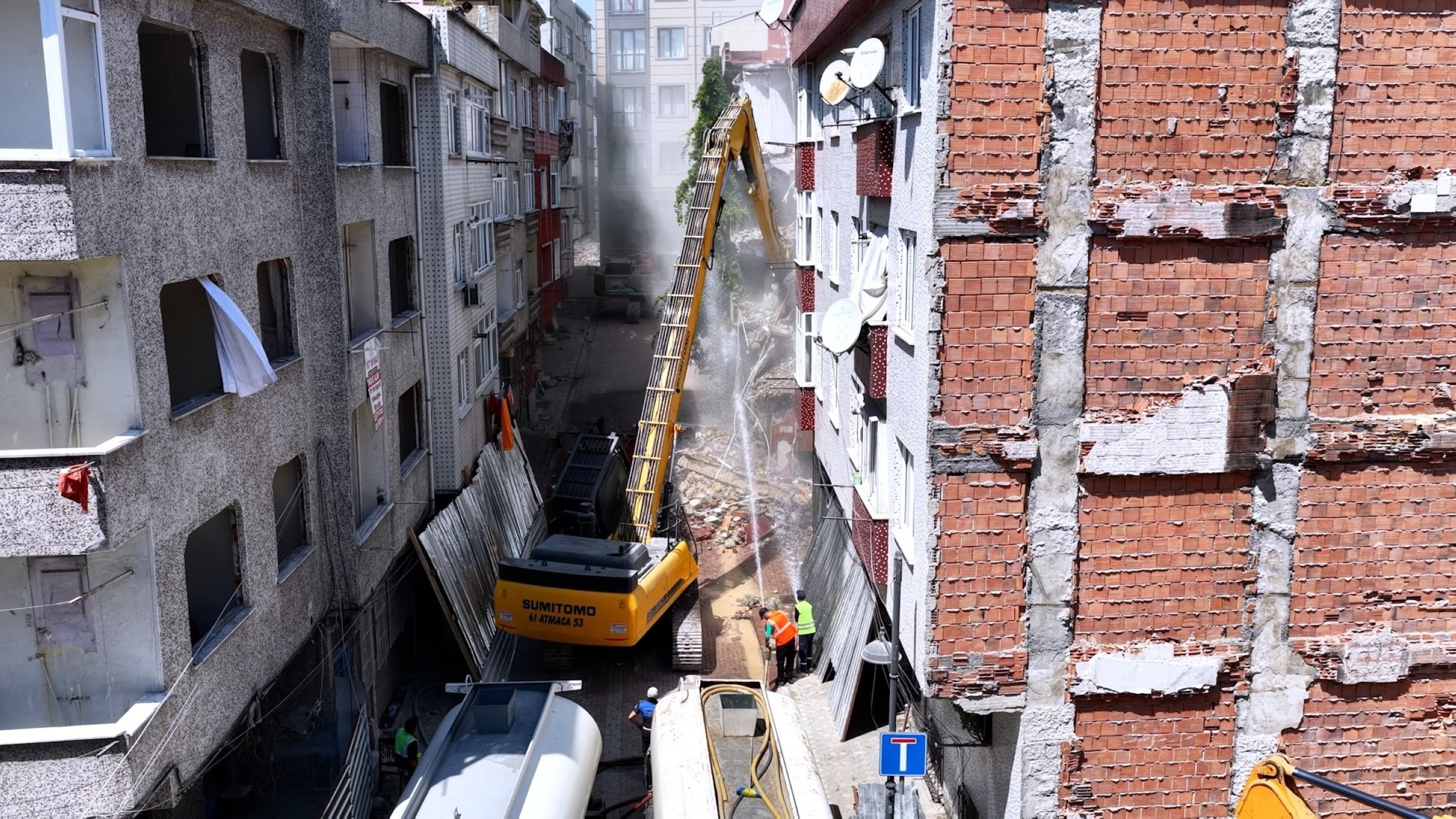 A view of a building being demolished as part of Istanbul’s urban renewal efforts under the “Half Is on Us” campaign, Istanbul, Türkiye, Aug. 20, 2026 (IHA Photo)
