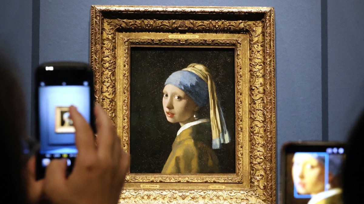Visitors take pictures of Johannes Vermeer’s painting "Girl with a Pearl Earring" during the press preview of the exhibition "Vermeer’s Girl with a Pearl Earring: Dutch masterpieces of the 17th century" at the Nakanoshima Museum of Art, Osaka, Japan, Aug. 20, 2026. (EPA Photo)